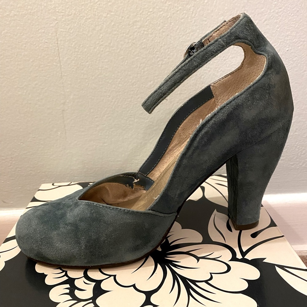 Seychelles Heritage Electrify Slate Suede 7.5 ankle strap heels